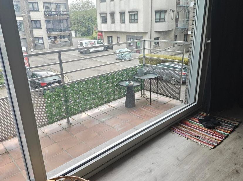 Sfeervol gerenoveerd appartement met terras en parking!<br />
Aarschot is zo’n plek waar alles mooi in balans voelt: levendig, maar nooit te druk. Ste