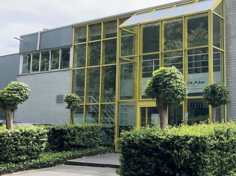 Kantoorunit (nr 2) van 37 m² op de eerste verdieping, strategisch gelegen aan de Boomsesteenweg 930, op de as Antwerpen–Brussel. Slechts 5 minuten van