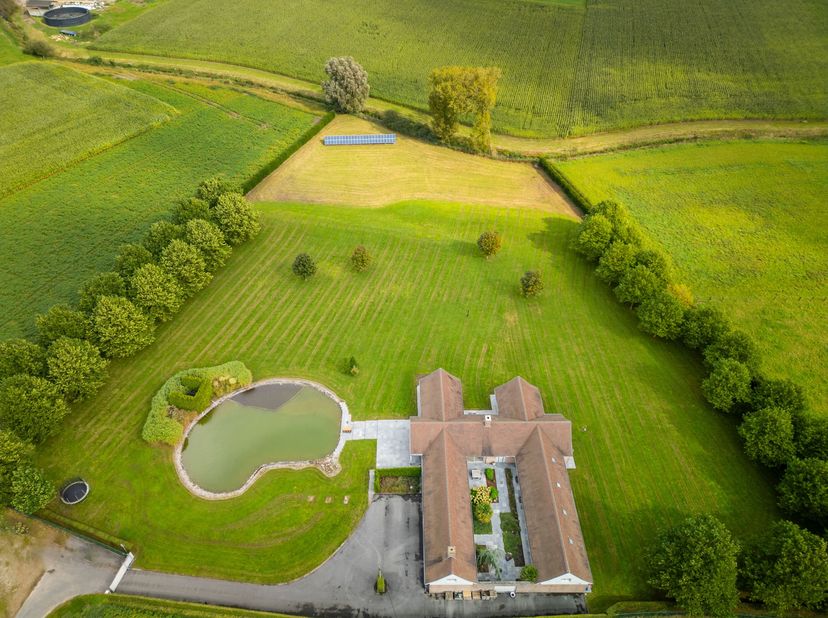 Deze exclusieve villa op een perceel van 19.933 m² wordt u te koop aangeboden op een zeer goede locatie.<br />
Een villa zoals deze kom je niet elke d