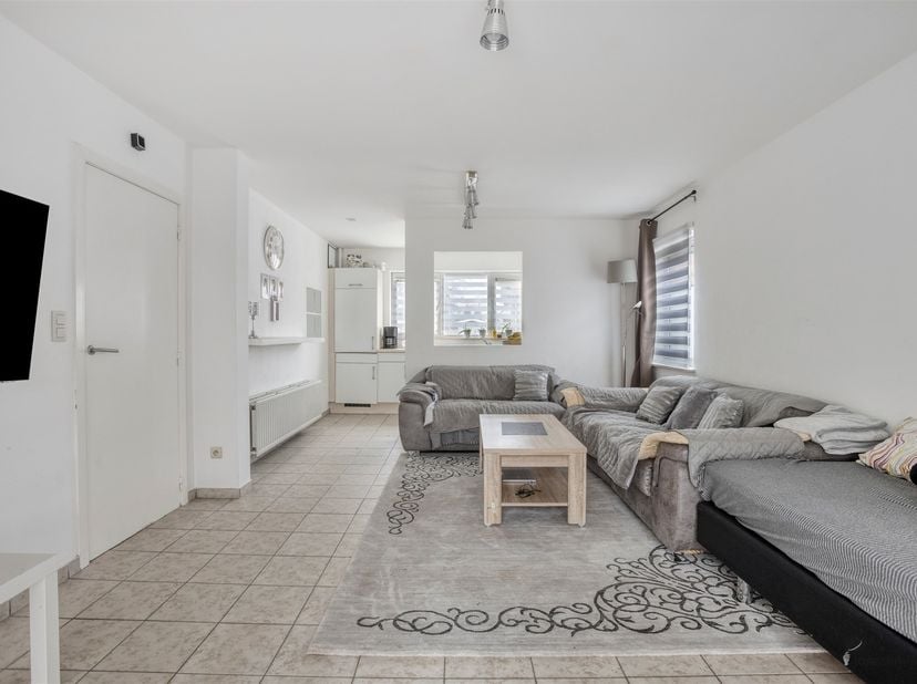 Rustig gelegen gelijkvloers appartement van +/- 71m² te Leopoldsburg met gastentoilet, inkomhal (rechts), open leefruimte en keuken, kelder, badkamer