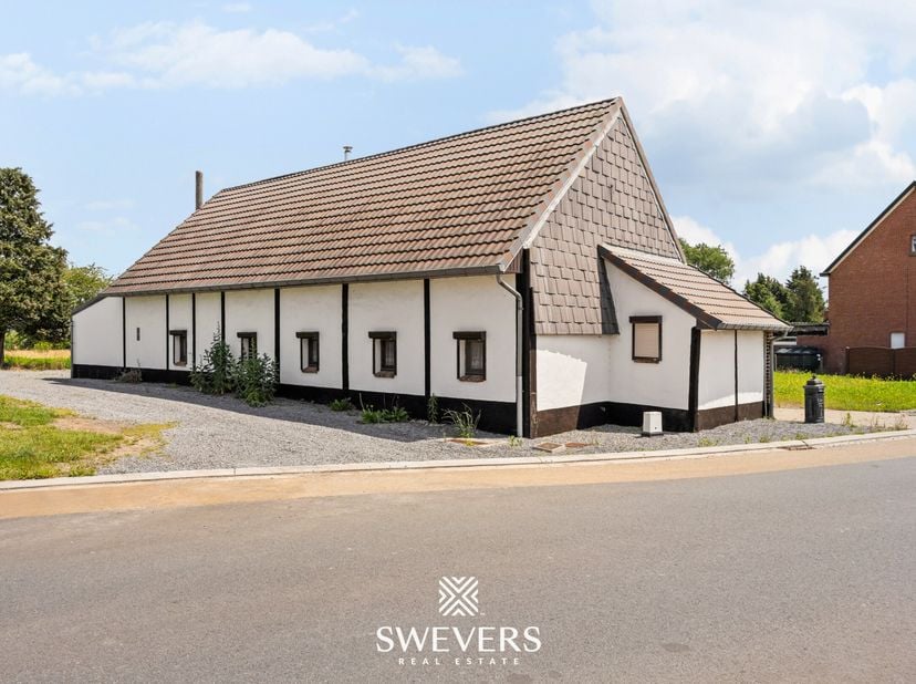 Deze vrijstaande woning aan de Amandinaweg 10 in Herk-de-Stad biedt een uitstekende kans voor wie op zoek is naar een renovatieproject met ruimte en m
