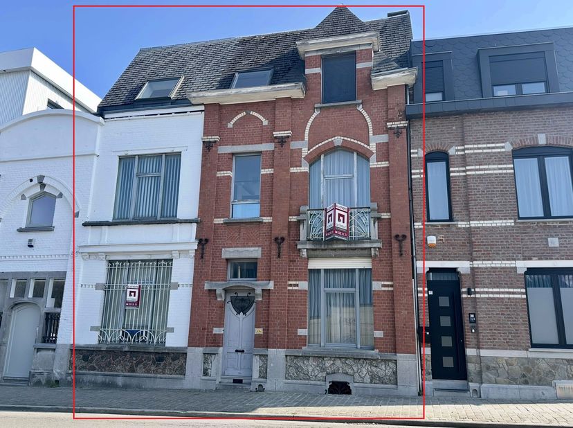 Découvrez cette vaste maison de caractère située à proximité immédiate de toutes commodités (écoles, commerces, TEC, gare à 5 min en direct par le Rav