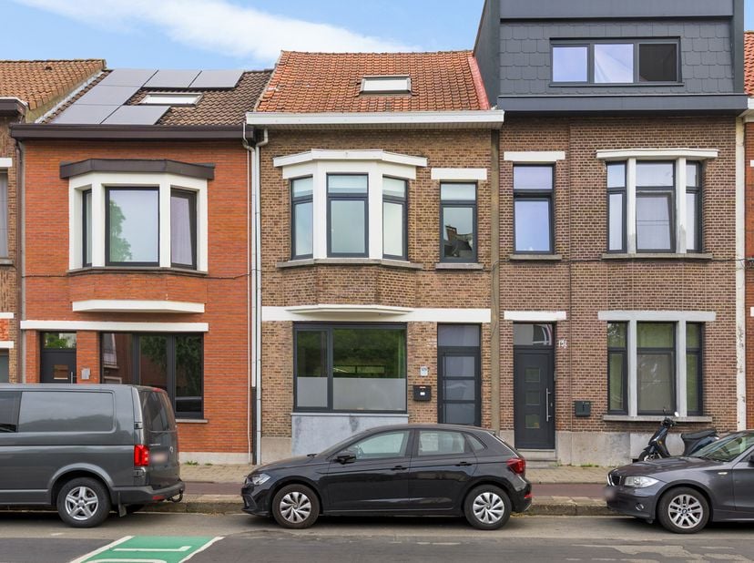 Via de ruime inkomhal – met apart gastentoilet – wandel je de woning binnen. Links kom je in de leefruimte, die vandaag deels als home office ingerich