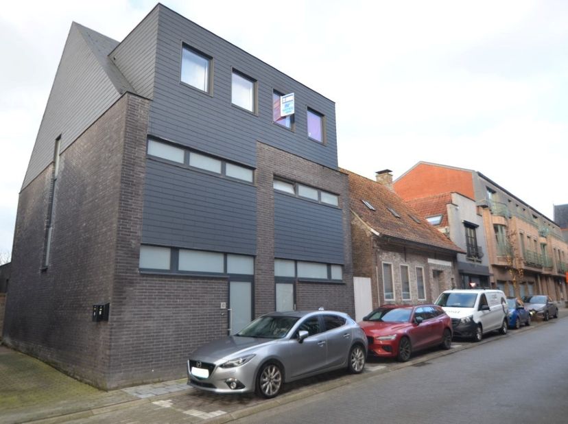 Deze woning is gelegen in het centrum van Knesselare, vlakbij het dorpsplein. De woning werd enkele jaren geleden gebouwd met aandacht voor de moderne