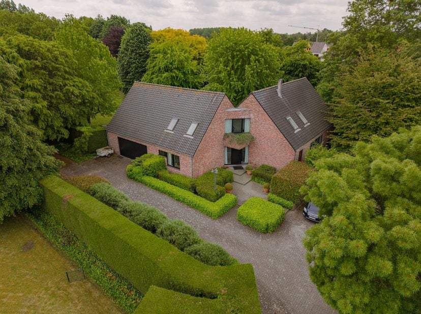 Midden in een groene en residentiële omgeving in Merelbeke bevindt zich deze indrukwekkende villa, discreet gelegen op een uitzonderlijk perceel van m