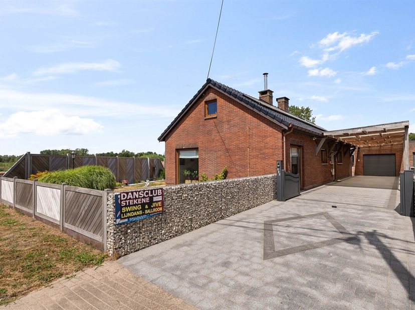 Deze fundamenteel solide open bebouwing in bungalowstijl is een instapklare woning waar doorheen de jaren met veel zorg, oog voor detail en kwalitatie