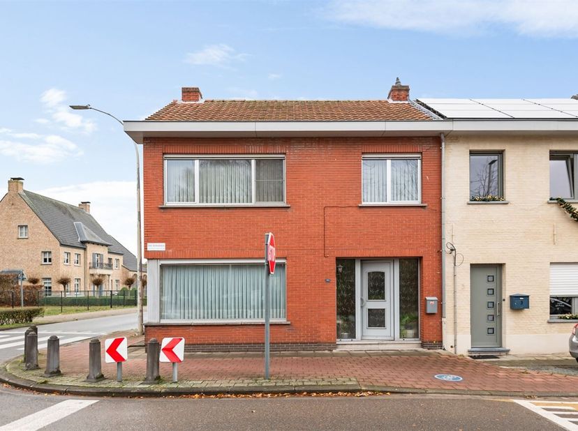 Locatie:<br />
Deze halfopen bebouwing is gelegen in de Emiel Vermeulenstraat 1 in Zoersel, in het centrum van Sint-Antonius. De woning bevindt zich o