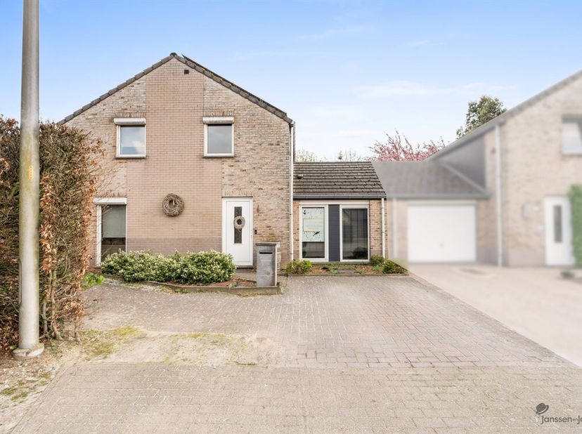 Deze charmante woning is gelegen op een perceel van 10a73ca en geniet van een rustige ligging met een prachtig, vrij uitzicht over de achterliggende v