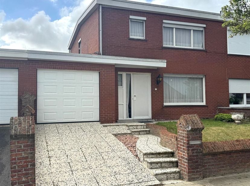 Bienvenue dans cette maison située à Deerlijk, d'une surface habitable de 162 m² sur un terrain de 270 m². La maison bénéficie d'un agencement pratiqu