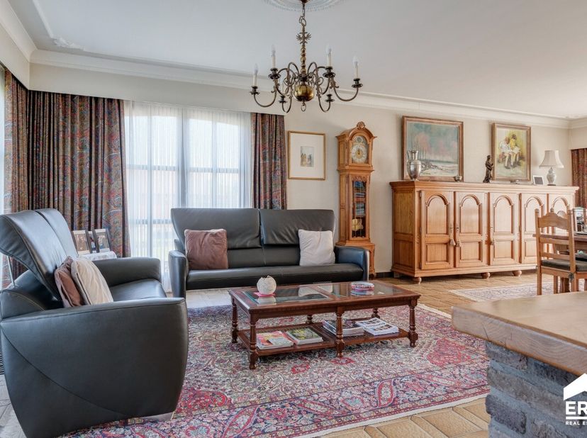 Gelijkvloerse woning met ruime tuin op wandelafstand van centrum Zonhoven. Deze charmante woning uit 1975 is gelegen op een ruim perceel van ca. 22 ar