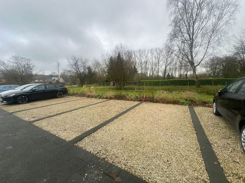Dans le projet De Molens situé au centre de Onze-Lieve-Vrouw-Lombeek, des emplacements de parking privatifs sont encore disponibles. L’emplacement cen