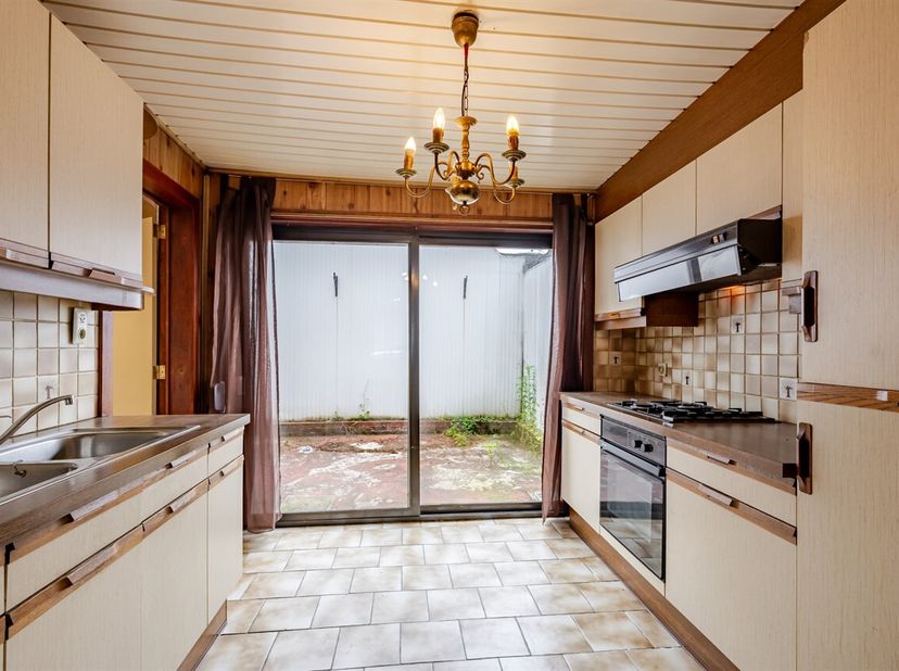 Te renoveren woning op toplocatie!<br />
Deze woning is gelegen in een rustige buurt, in het centrum van Gent, vlakbij handel, scholen en invalswegen.