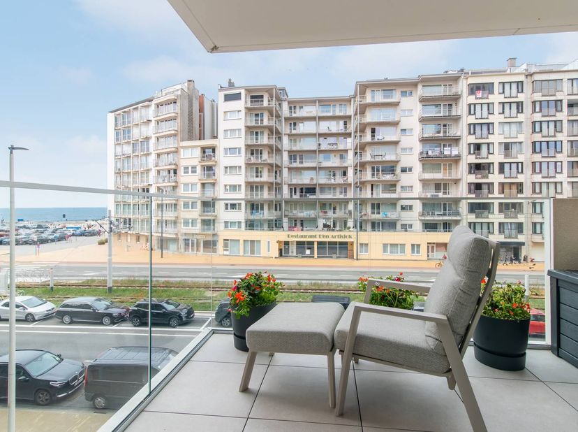 Prachtig 2 slaapkamer appartement met een ruim terras met zeezicht tussen de gebouwen door, gelegen op de tweede verdieping in de residentie "Osea".<b