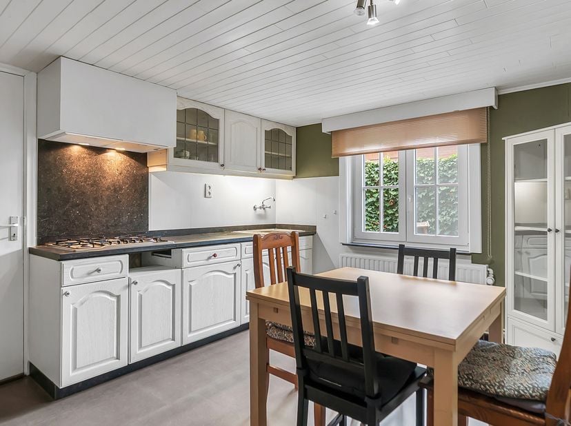 Gelegen aan de prestigieuze Dobbelsteynstraat 12 bevindt deze vrijstaande woning zich op één van de meest gegeerde woonlocaties van Lanaken. Deze resi