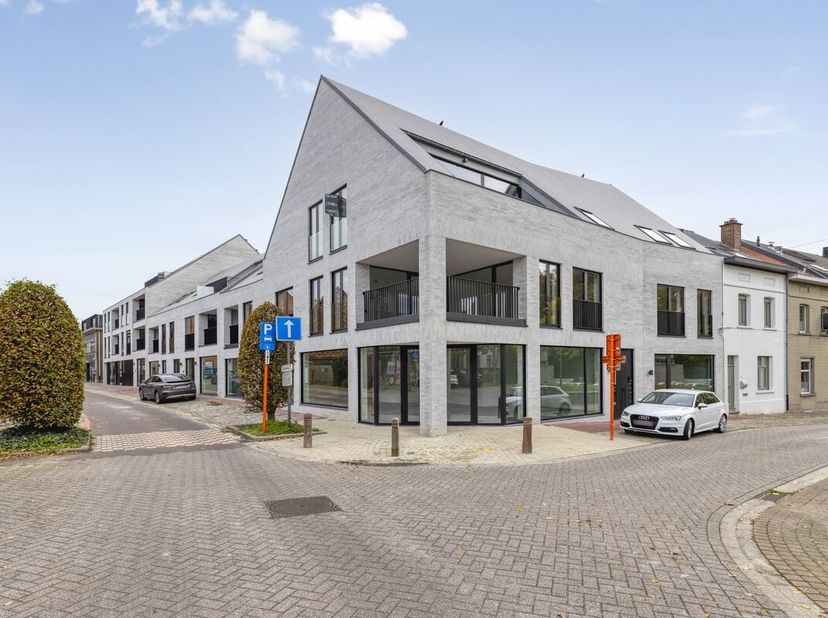 Ontdek dit exclusieve appartement in het hart van Meise, gelegen in een prestigieus nieuwbouwproject met 11 appartementen en 6 handelszaken op een AAA
