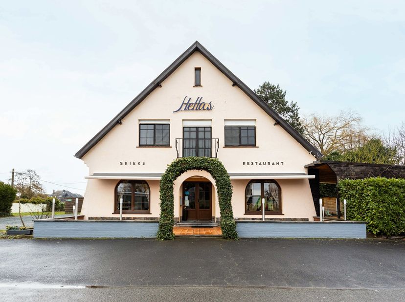 Goed gelegen horecapand op toplocatie, voormalig restaurant, met ruime parking. Ideaal om een eigen horecazaak uit te bouwen of verder te zetten.Het p
