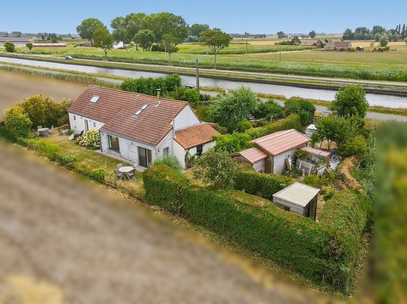 Ontdek deze uitzonderlijke vrijstaande woning op een prachtig perceel van ca. 984 m², idyllisch gelegen langs het kanaal Nieuwpoort-Plassendale op sle