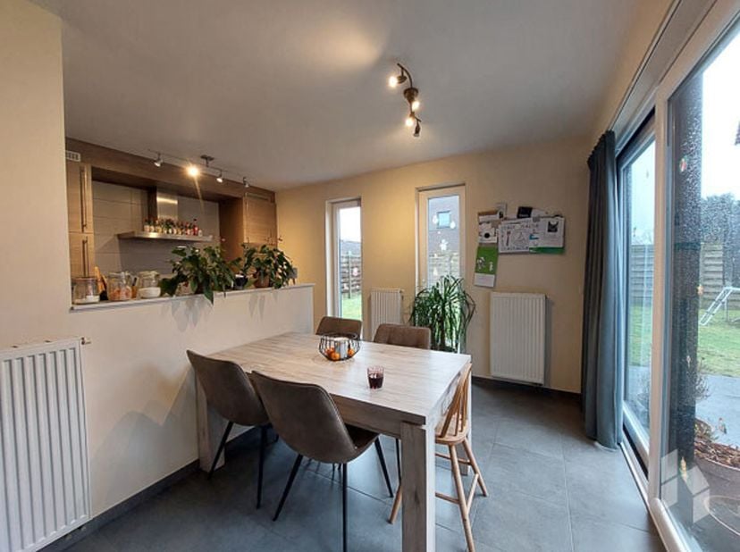 Mooie woning ( 172 m² ) met 3 slaapkamers, een tuin en inpandige garage!<br />
BIJZONDERHEDEN:<br />
- Beschikbaar vanaf 01/09/2026;<br />
- airco in