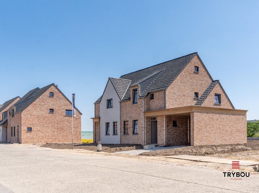 Rustig gelegen nieuwbouw(koppel)woning op 275 m².<br />
De woning bestaat uit:<br />
Gelijkvloers: inkomhal - gastentoilet - trap richting eerste verd