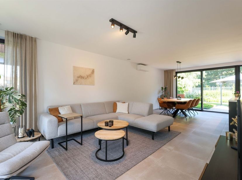 Stijlvolle energiezuinige nieuwbouwwoning (2023) met 3 slaapkamers en prachtige tuin residentieel en groen gelegen<br />
<br />
Omgeving:<br />
+ R