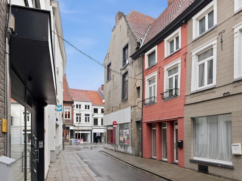 Pal in het bruisende centrum van Sint-Truiden, op de Luikerstraat ter hoogte van nummer 45, bevindt zich dit veelzijdige handelspand met uitzonderlijk