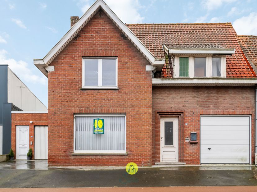 In de onmiddellijke nabijheid van de gezellige wijk Maria Assumpta te Torhout, vinden we deze verrassend ruime woning met een bewoonbare oppervlakte v