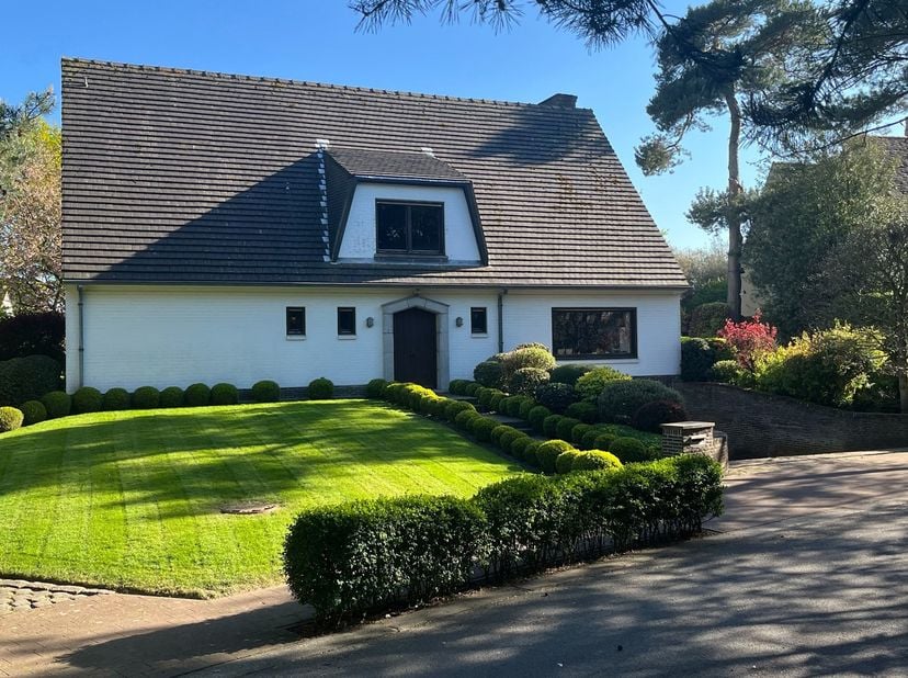 <br />
<br />
<br />
In een uiterst gegeerde en residentiële omgeving, op wandelafstand van de Boslaan, bevindt zich deze alleenstaande villa op een p