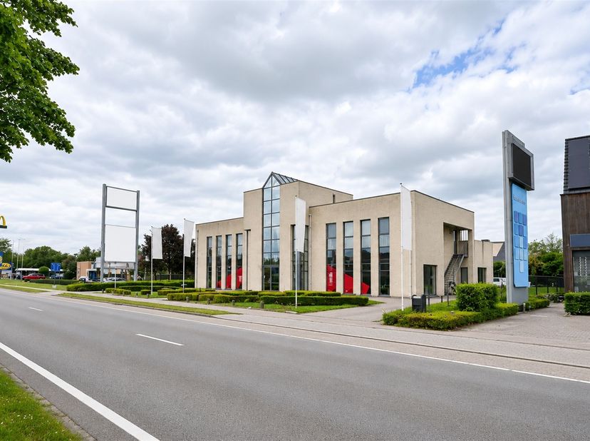 Uitstekend gelegen opbrengsteigendom langs de Antwerpseweg te Geel, bestaande uit een handelspand en twee ruime appartementen. Dankzij de strategische