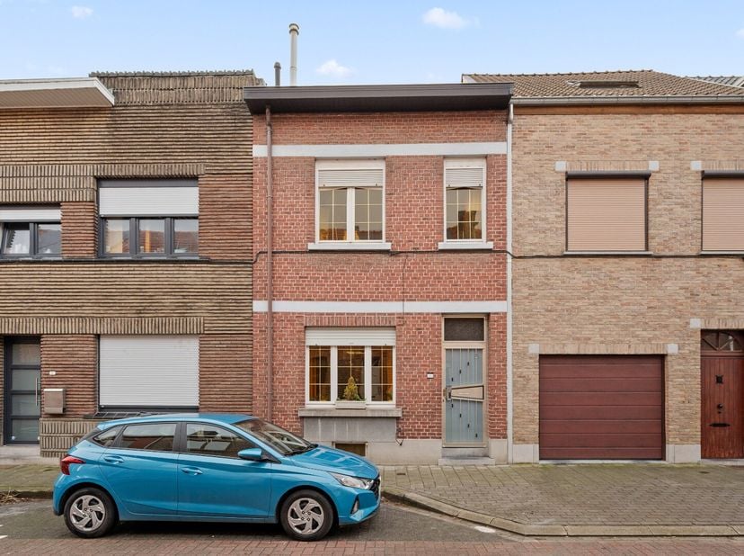 Deze rijwoning in Tienen is een ideale gezinswoning. Met een ruime tuin op het zuiden en een gezellig terras, is er voldoende ruimte om van het buiten