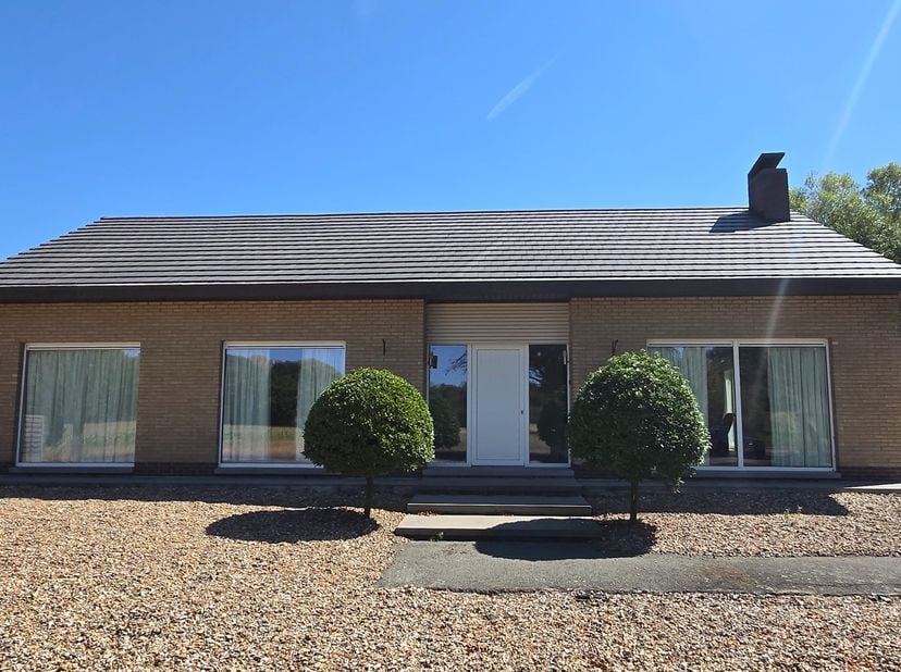 Deze alleenstaande villa is gelegen in het landelijke deel van Koekelare, naast een grote waterput.<br />
<br />
Er zijn recent een aantal energiebesp
