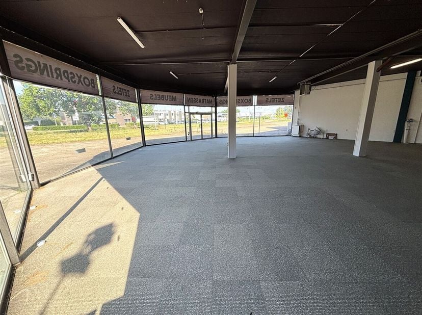 Bedrijfspand met toonzaal en burelen<br />
Ligging: Perfect gelegen vlakbij oprit E313 Geel west<br />
Indeling: Toonzaal, burelen, keuken, toiletten,