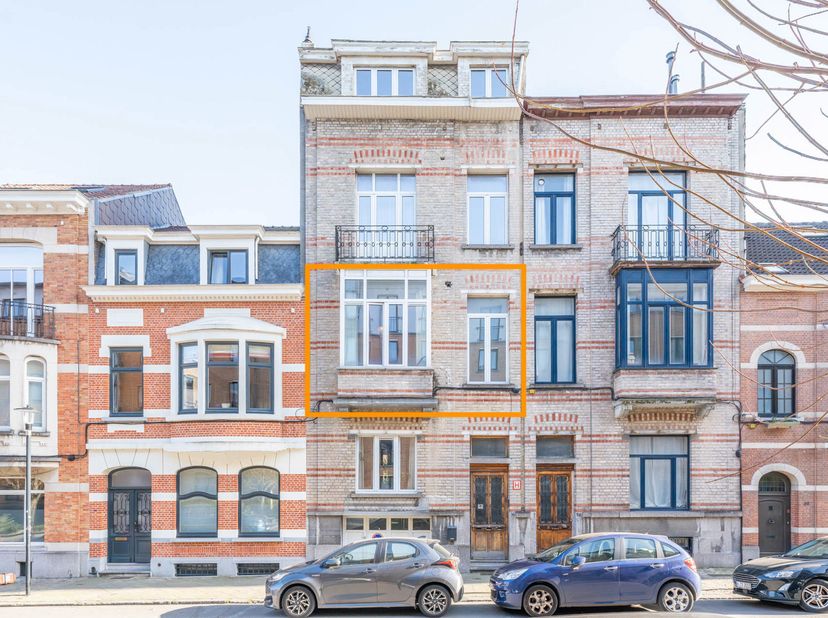 IXELLES : Appartement de 76 m² avec terrasse situé au 1er étage proche de toutes les commodités.<br />
Composition :<br />
Living (32 m²)<br />
Cuisin