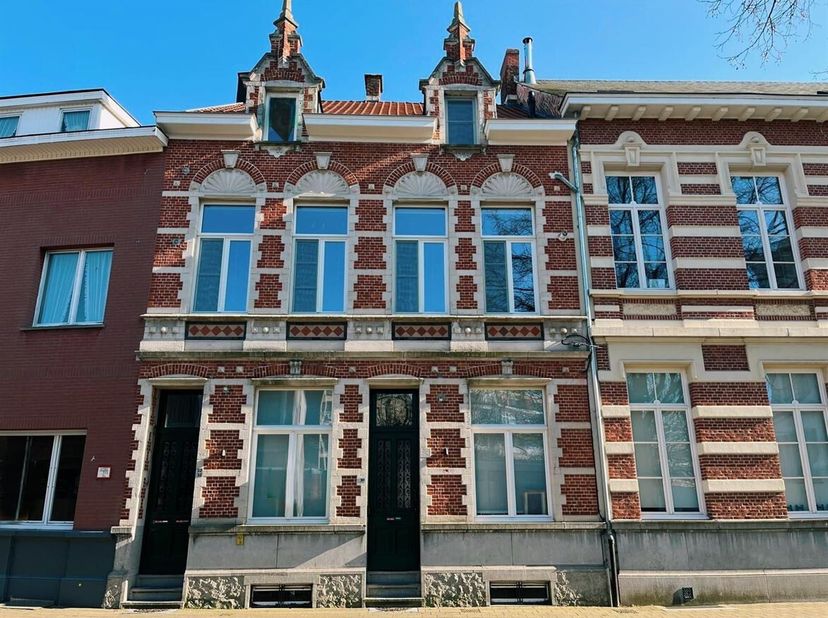Appartement de 2 chambres entièrement rénové dans le centre d'Herentals.<br />
Situation : L'appartement est situé près de la gare de Herentals. Les c