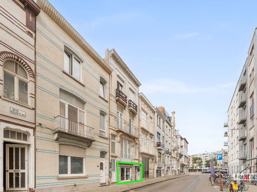 Cet agréable appartement est situé au sous-sol surélevé dune résidence de petite taille et bénéficie dun emplacement extrêmement central à Blankenberg