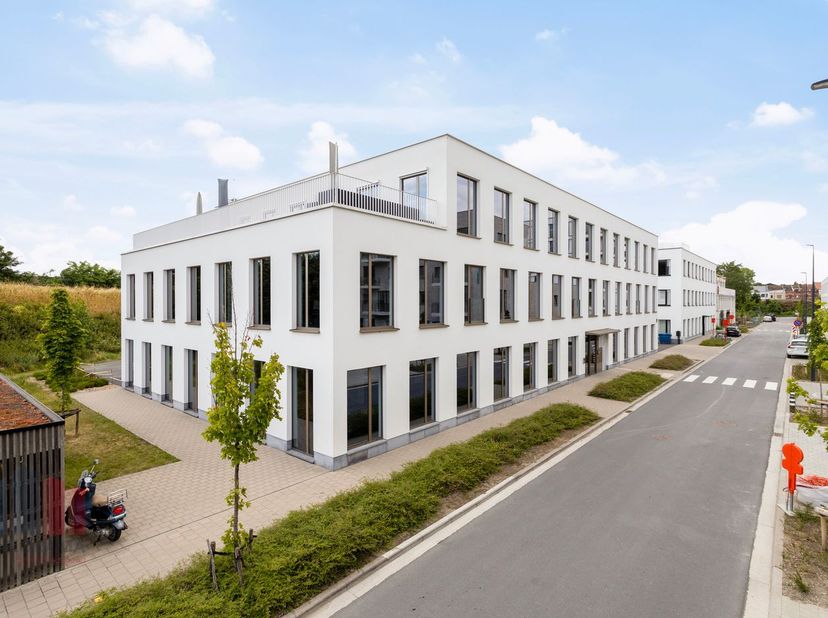 Uitstekend gelegen kantoorgebouw met flexibele werkplekken aan de Schelde op een boogscheut verwijderd van het centrum van Gent met goede verbinding v