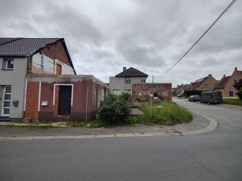 Deze bouwgrond op een hoekperceel in Viane, staat u toe te bouwen aan 6%. De vergunning is verlopen maar kan eenvoudig terug aangevraagd worden. De pl