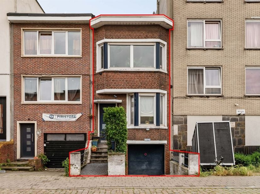 Deze woning is gelegen in de Meyersstraat te Deurne en geniet van een uiterst centrale ligging, met alle voorzieningen binnen handbereik. Winkels, sch