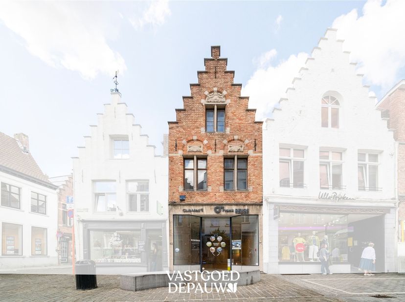Op een absolute toplocatie in de Noordzandstraat, één van de belangrijkste en drukst bezochte winkelstraten van Brugge, bevindt zich dit veelzijdige h