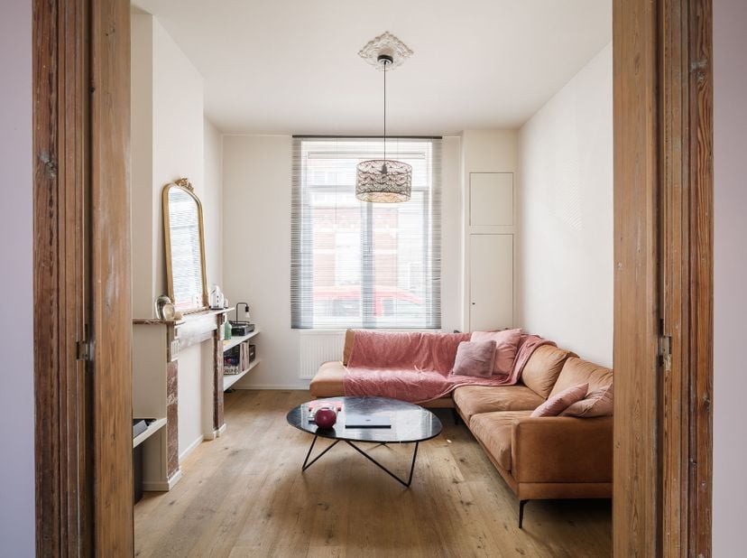 Karaktervolle burgerwoning met 4 slaapkamers en zonnige stadstuin nabij het centrum van Gent.<br />
<br />
Meer informatie? Mail naar info@carloeggerm