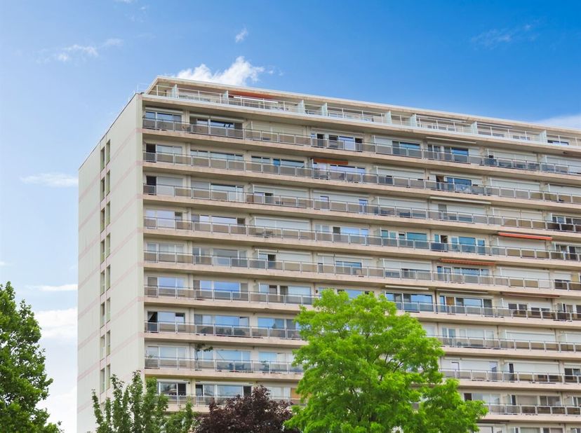 Lichtrijk appartement met westgericht terras in Mechelen<br />
Gelegen op een vlot bereikbare locatie in Mechelen, nabij winkels, scholen, openbaar ve
