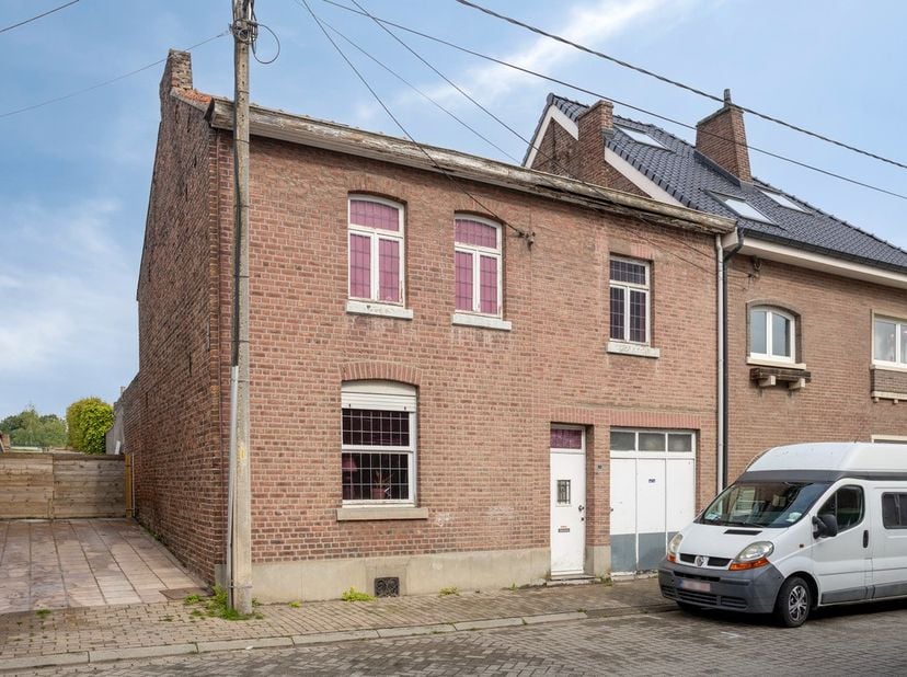 <br />
LIGGING<br />
Deze halfopen woning is gelegen aan de&amp;nbsp;Koninksemstraat 83 in Tongeren, op een rustige locatie met een vlotte verbinding naar