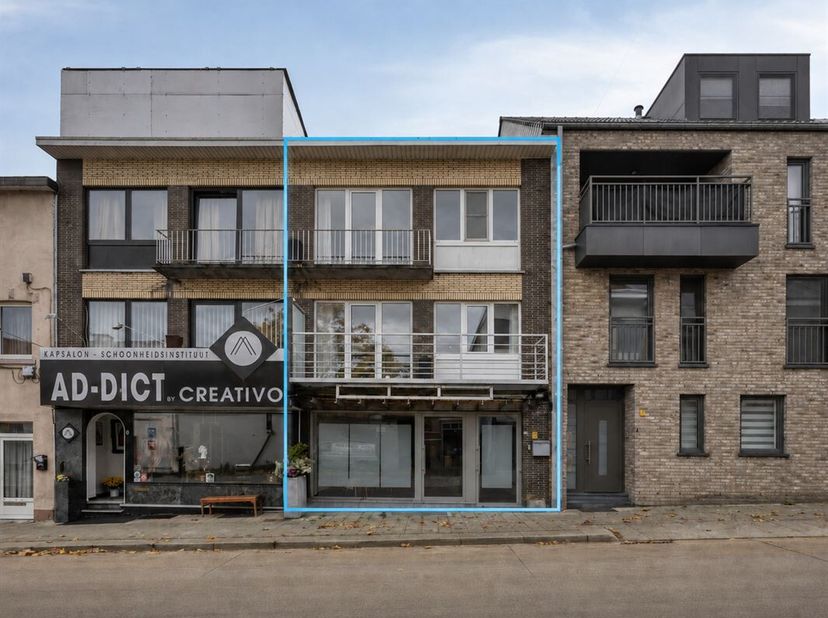 TE KOOP: Duplex-appartement (3slpks) met kantoorruimte of handelsruimte op topligging in Genk!<br />
In de Hoefstadstraat te Genk bevindt zich dit vee