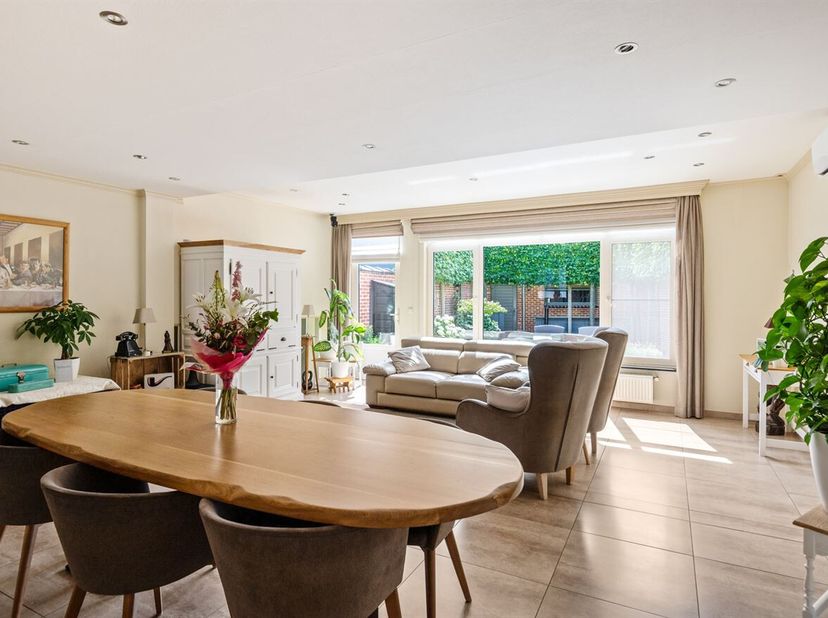 Instapklare gezinswoning met 4 slaapkamers, garage en tuin<br />
Gelijkvloers<br />
Via de inkomhal met gastentoilet betreedt u de woning. Vanuit de i