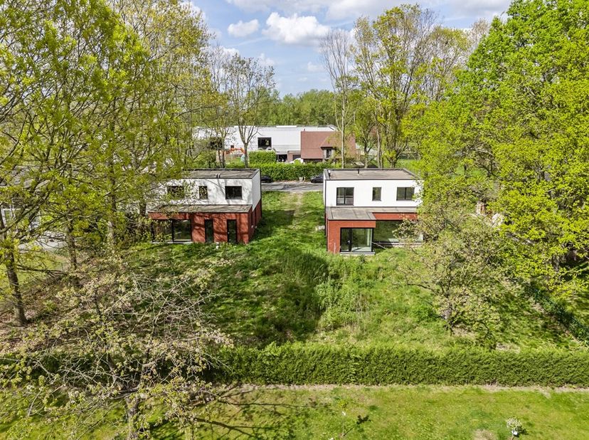 Bâtiment moderne ouvert sur un grand terrain à Wichelen<br />
Dans la charmante ville de Wichelen, vous trouverez ce développement moderne ouvert sur