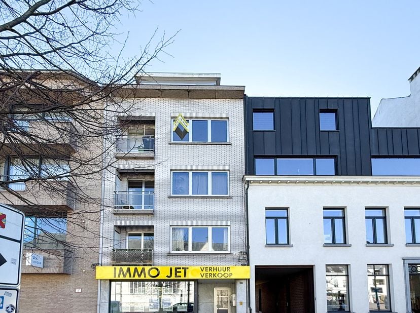 Dit appartement geniet van een uiterst centrale ligging op de Grote Markt, op wandelafstand van winkels, scholen, openbaar vervoer en andere voorzieni