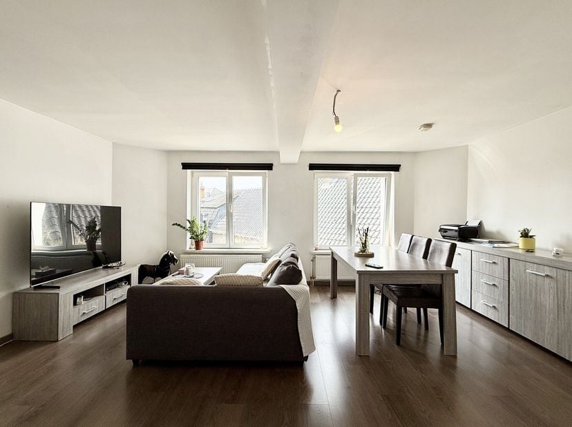 Ruim één-slaapkamerappartement in een charmant gebouw, gelegen in het centrum van Aat.<br />
Indeling: inkomhal met apart toilet, mooie en lichte woon