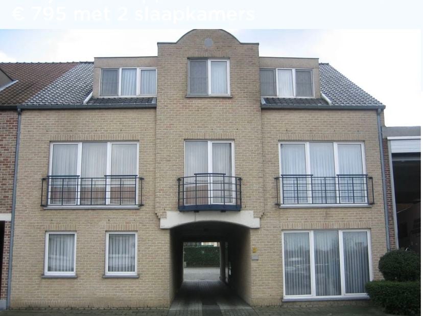 Het is een gelijksvloer appartement, de living ligt aan de Z-W kant. <br />
Badkamer. <br />
Wc. <br />
2 slaapkamers. <br />
Living. <br />
Keuken vo