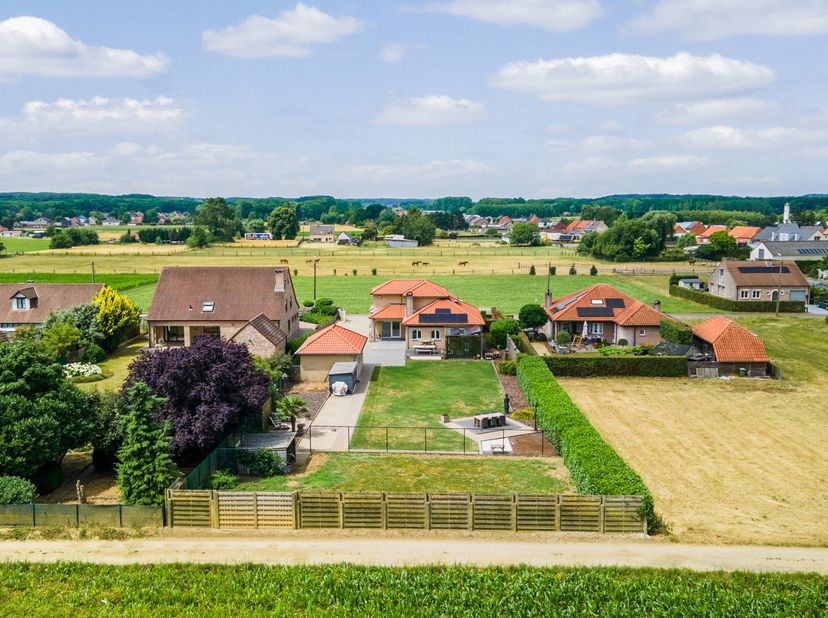 De woning is gunstig gelegen op fietsafstand van het dorpscentrum en combineert een rustige woonomgeving. De ligging heeft een vlotte bereikbaarheid a