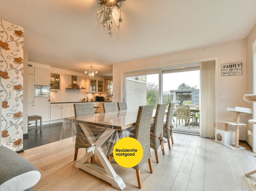 Ontdek deze verzorgde halfopen bebouwing in het gegeerde Vosseslag te De Haan, op een rustige ligging vlakbij bos en duinen. Deze woning uit 2011 bevi