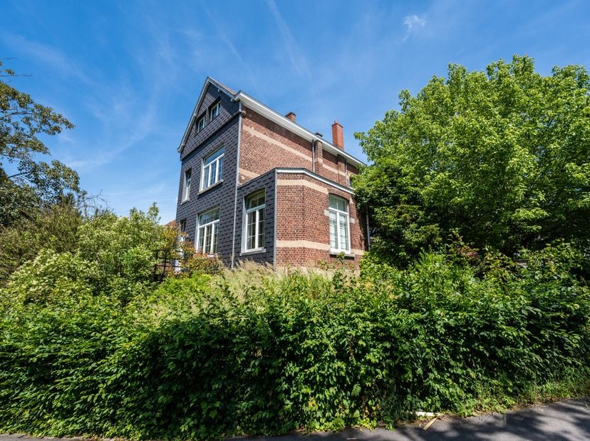 La Hulpe, au cœur du centre, idéalement située et à quelques pas de la Mazerine, VILLA (3CH/2SDB) récemment rénovée et sise sur un terrain de 3 ares 4